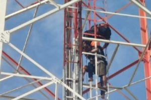 Teriakan 'I Love You' Dari Mantan Membuat Pria Probolinggo Batal Bunuh Diri Setelah Panjat Tower 80 Meter