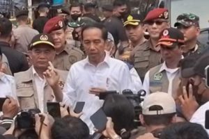 Presiden Jokowi Bagikan Rp 5 Juta per RT Ketika Kunjungi Pengungsi Gempa Cianjur