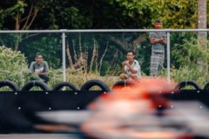 Momen Unik Bapak-bapak Bersarung Nonton Ujicoba Pramusim MotoGP Jadi Viral di Kalangan Warganet