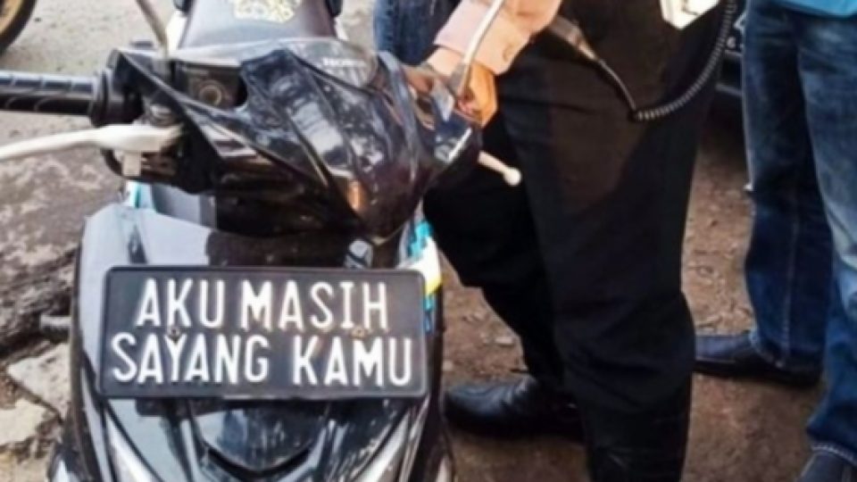 Plat Motor Bucin 'AKU MASIH SAYANG KAMU' yang Viral Setelah Ditindak Polisi