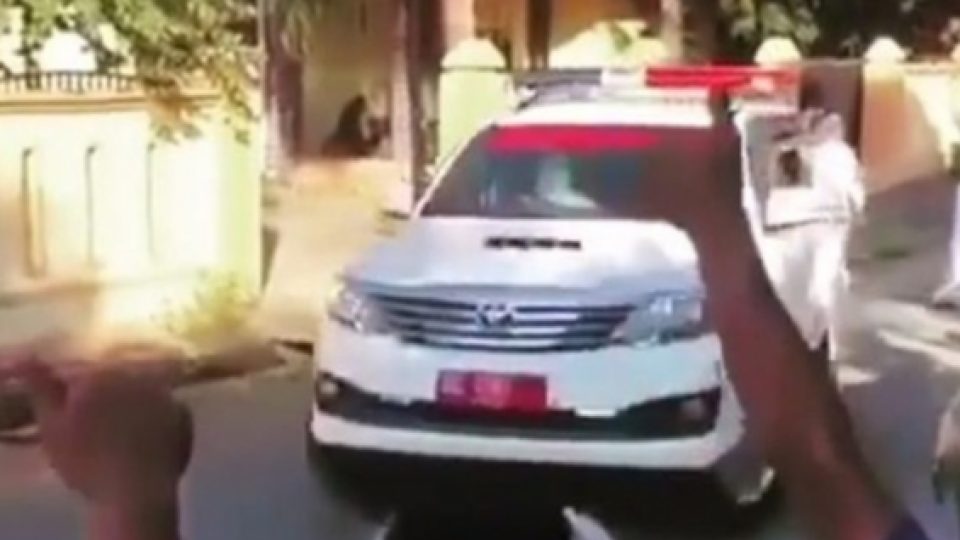 Ada Pasien Positif Corona di Jemput, Warga Mamuju Kompak Beri Teriakan Semangat Bagi Pasien