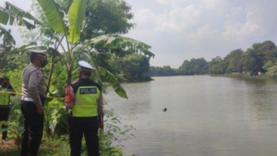 Helikopter Jatuh di Sebuah Danau di Depok, Jawa Barat, Mengagetkan Para Pemancing