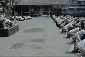 Sembah Sujud 100 Anggota Polresta Malang Minta Maaf Terhadap Korban Tragedi Kanjuruhan