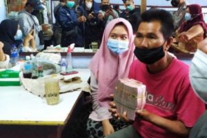 Pria Tua yang Viral Beli Nasi Padang Hanya Bermodal Rp 5.000 Dapat Donasi Ratusan Juta Dari Netizen