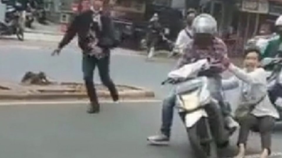 Viral Driver Ojol Terseret Saat Mempertahankan Sepeda Motornya yang DIbawa Debt Collector