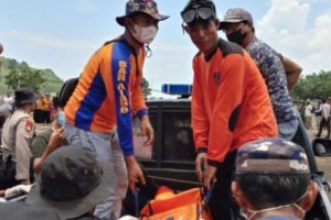11 Orang Tewas Dalam Ritual Maut di Pantai Payangan, Jember, Jawa Timur. 
