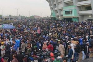 2 Bobotoh Persib Meninggal di GBLA, Diduga Karena Desakan Penonton Jelang Laga Persib vs. Persebaya