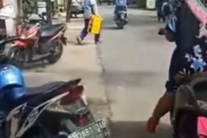 Bikin Konten Plat Nomor Kendaraan Ditutupi CD, 4 Emak-Emak di Lamongan Diperiksa Polisi