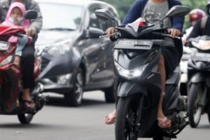 Polisi Himbau Pengendara Motor Agar Tidak Mengenakan Sandal Jepit dan Celana Pendek Saat Berkendara