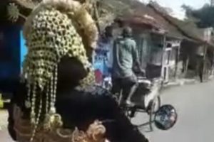 Kocak! Pengantin Wanita Naik Sepeda Motor Jemput Pengantin Pria yang Ketiduran di Hari Pernikahan