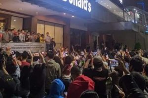 Penutupan McDonald's Sarinah Ramai Dihadiri Warga di Tengah Pandemi Corona, Mengorbankan Masa Depan Demi Masa Lalu?