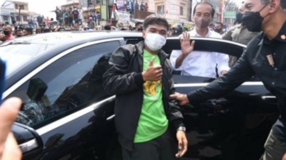 Kritik Terhadap Kerumunan Warga Saat Presiden Bagi-bagi Kaos, Istana: Sulit Cegah Warga Ingin Sapa Presiden