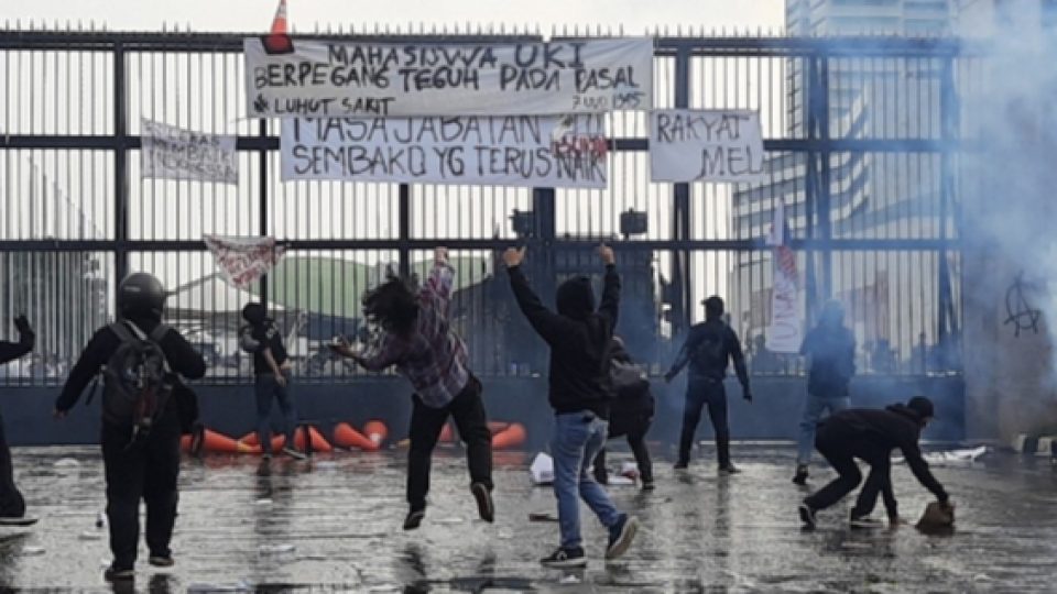 Aksi Demo Mahasiswa di Depan Gedung DPR Ri Hari Ini Berujung Kericuhan
