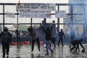 Aksi Demo Mahasiswa di Depan Gedung DPR Ri Hari Ini Berujung Kericuhan