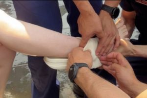 Foto Kocak Viral Terselip Sandal Saat Festival Songkran