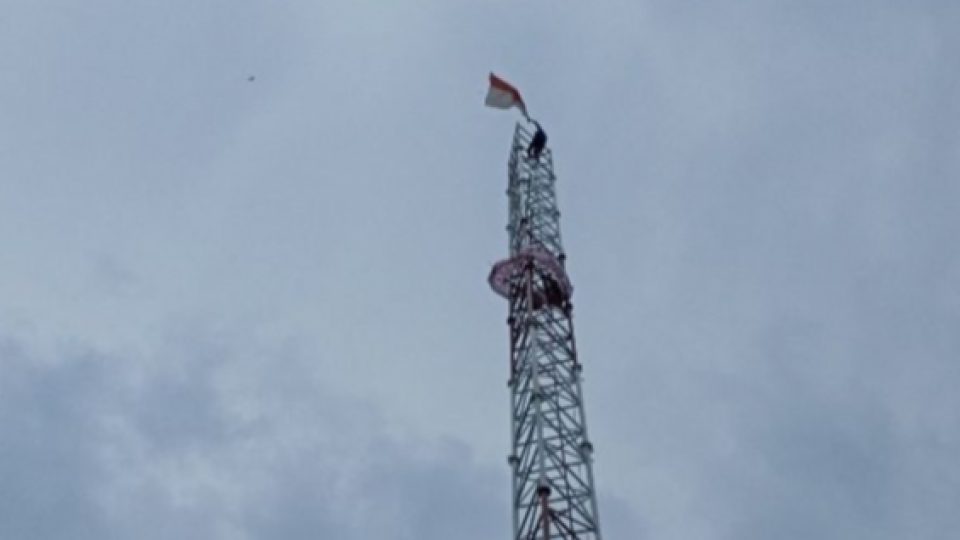 4 Hari Berada di Puncak Tower Radio di Sikka Setinggi 43 Meter, Seorang Pria Berhasil Dievakuasi Tim SAR