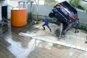 Mobil Terjungkal Saat Dicuci dii Tempat Pencucian Mobil Hidrolik, Nyaris Mengenai Pegawai Tempat Pencucian