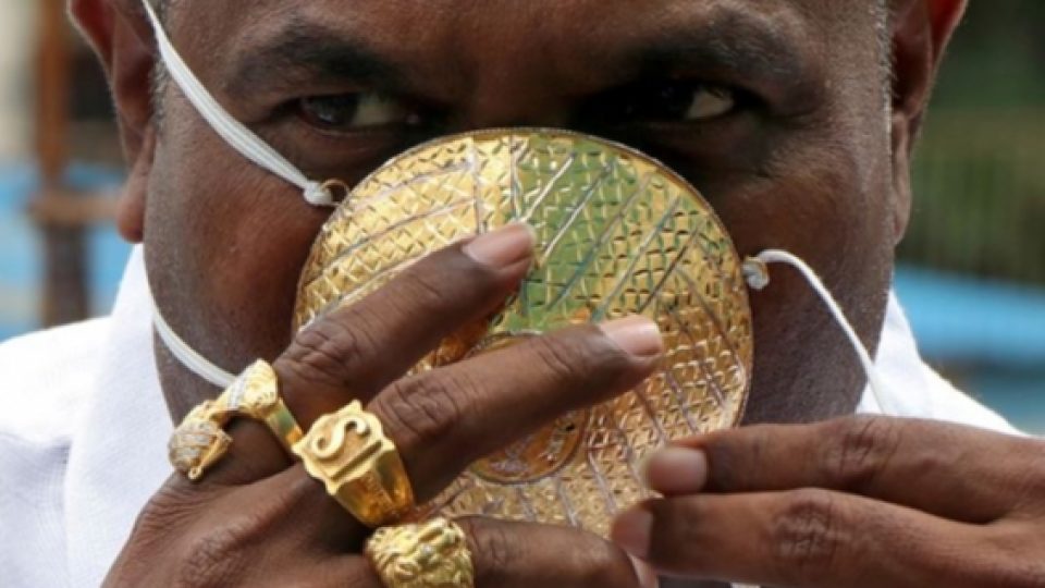 Seorang Pria di India Kenakan Masker Terbuat dari Emas Senilai Rp 56 Juta. Ampuh Tidak Menangkal COVID-19?