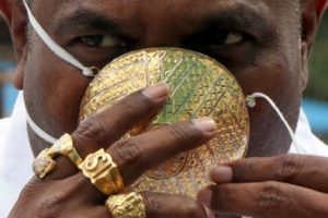 Seorang Pria di India Kenakan Masker Terbuat dari Emas Senilai Rp 56 Juta. Ampuh Tidak Menangkal COVID-19?