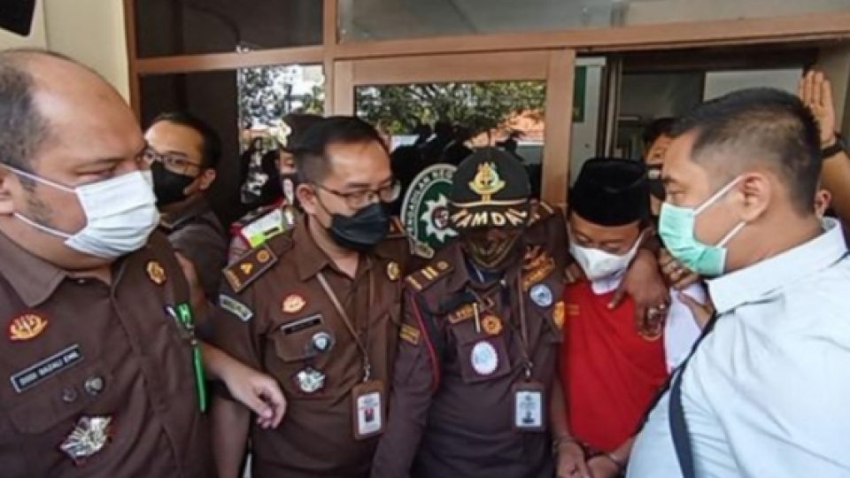 Guru Pesantren yang Perkosa dan Hamili Belasan Santriwati di Bandung Dituntut Hukuman Mati
