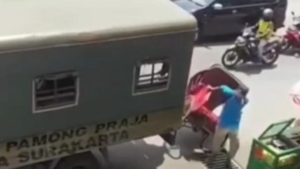 Truk Satpol PP Solo Tabrak Becak Saat Jalan Mundur Jadi Viral