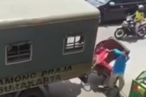 Truk Satpol PP Solo Tabrak Becak Saat Jalan Mundur Jadi Viral