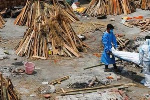Krisis COVID-19 India, Puluhan Jenazah Korban COVID-19 Dibuang ke Sungai Gangga