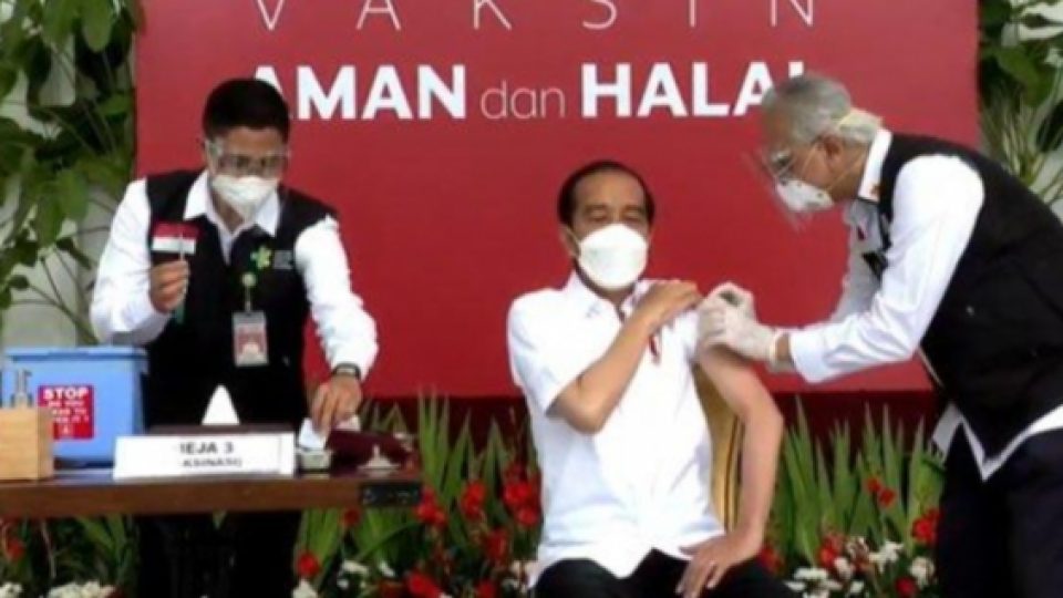 Presiden Jokowi Jadi Orang Pertama di Indonesia yang Terima Vaksinasi COVID-19 Demi Yakinkan Masyarakat