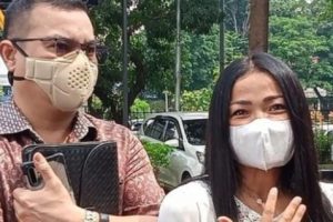 Nirina Zubir Hadiri Sidang Untuk Pertama Kali Dalam Kasus Mafia Tanah yang Menimpa Keluarganya
