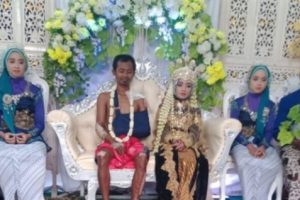 Viral Mempelai Pria Penuh Luka dan Hanya Pakai Celana Pendek di Acara Pernikahannya Sendiri