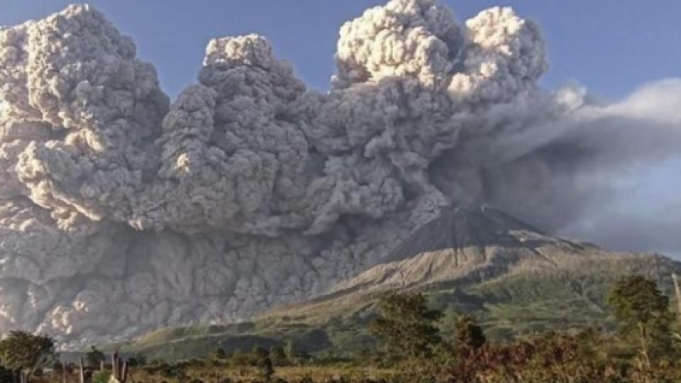 Gunung Sinabung Muntahkan Guguran Awan Panas HIngga Ketinggian 5.000 Meter Pada Selasa Ini, Masyarakat Diminta Waspada