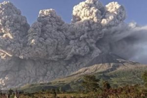 Gunung Sinabung Muntahkan Guguran Awan Panas HIngga Ketinggian 5.000 Meter Pada Selasa Ini, Masyarakat Diminta Waspada