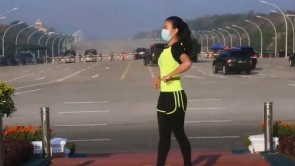 Viral Video Wanita Senam Saat Konvoi Militer Myanmar Lewat Untuk Melakukan Kudeta