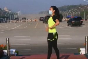 Viral Video Wanita Senam Saat Konvoi Militer Myanmar Lewat Untuk Melakukan Kudeta
