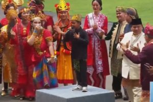 Prabowo dan Para Pejabat Negara Berjoget Diiringi Lantunan 'Ojo Dibandingke' Dari Penyanyi Cilik Farel Prayoga