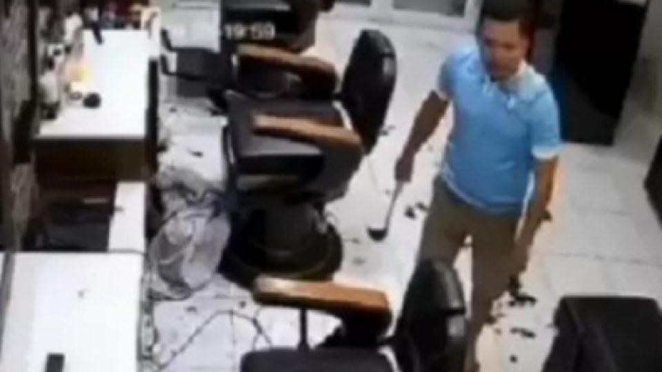 Seorang Pria Nyaris Bacok Tukang Cukur Rambut, Diduga Tidak Puas Dengan Hasil Pangkasannya