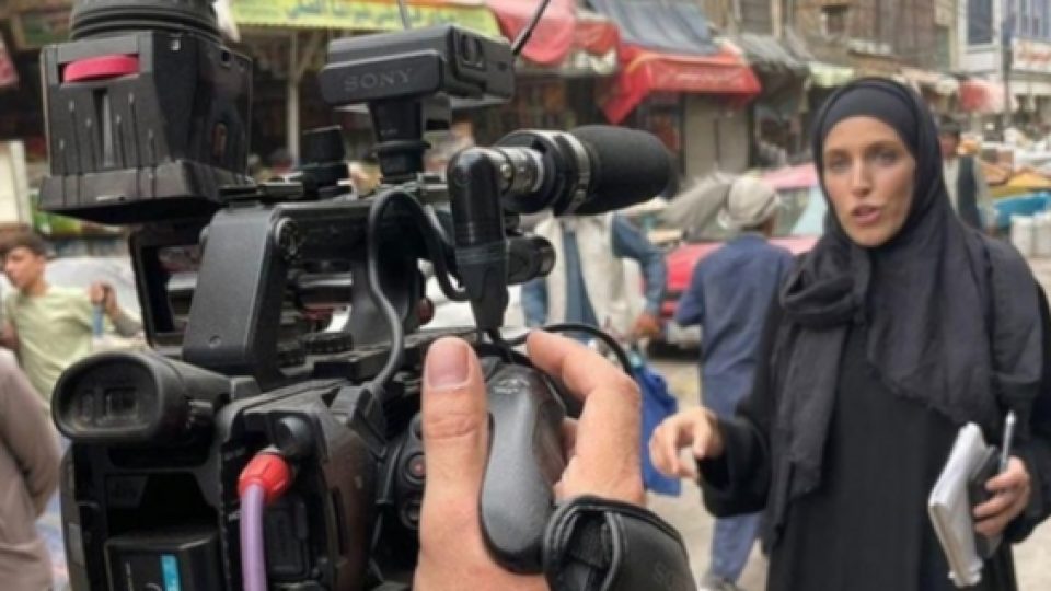 Seorang Reporter Wanita Viral Karena Keberaniannya Meliput di Tengah-tengah Kekacauan di Kabul, Afghanistan