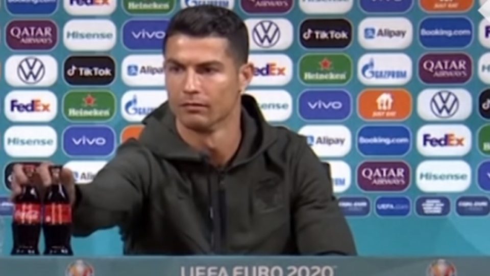Respon Coca-Cola Setelah Sahamnya Anjlok Terkait Gestur Ronaldo: Tiap Orang Punya Selera Minum Masing-Masing