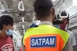Viral Video 3 Pemuda DIturunkan Paksa dari KRL Jabodetabek Karena Mengobrol di Dalam Gerbong