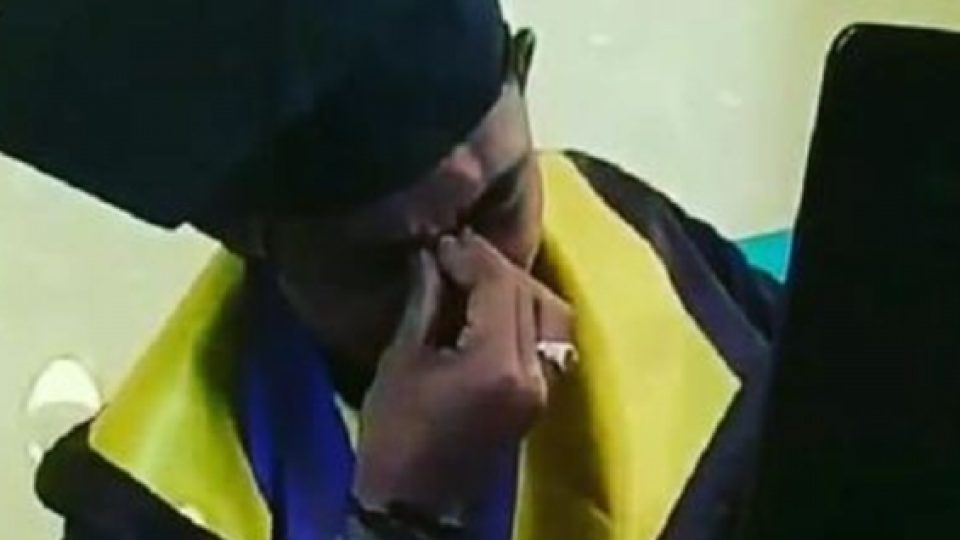 Viral Pria Ini Menangis Karena Perjuangan 6 Tahun Kuliah Hanya Bisa Wisuda Secara Online