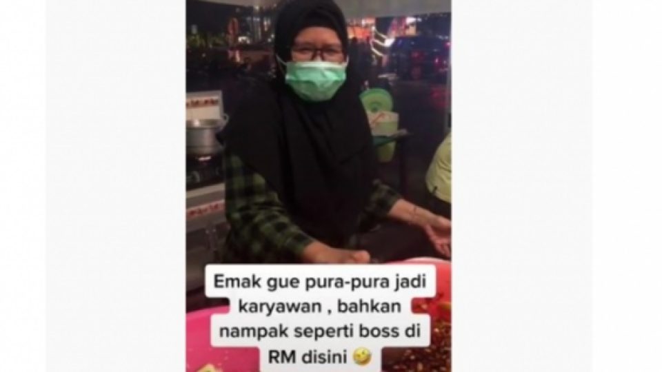 The Power of Emak-emak, Niat Beli Sate Malah Ikutan Melayani Pembeli, Bikin Karyawan Speechless!