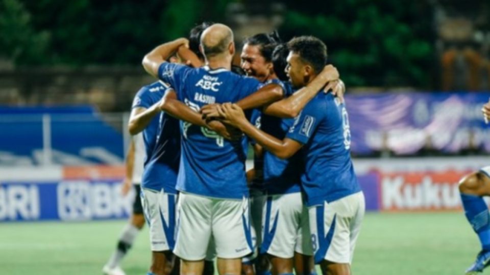 Banyak Pemainnya Kena COVID-19, Laga Persib vs. PSM Hari Ini Ditunda
