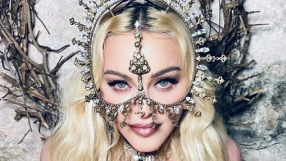 Keren, Karya Desainer Rinaldy Yunardi Kembali Dikenakan Penyanyi Populer Madonna Saat Rayakan Ultah