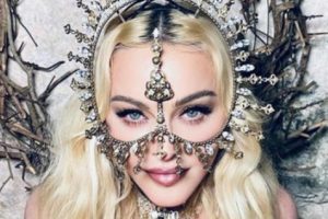 Keren, Karya Desainer Rinaldy Yunardi Kembali Dikenakan Penyanyi Populer Madonna Saat Rayakan Ultah
