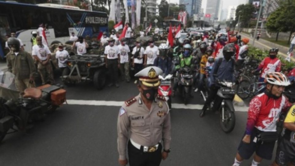 Ketika Rakyat Berhenti Beraktivitas Sejenak Untuk Menghormati Merah Putih