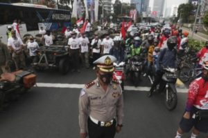 Ketika Rakyat Berhenti Beraktivitas Sejenak Untuk Menghormati Merah Putih