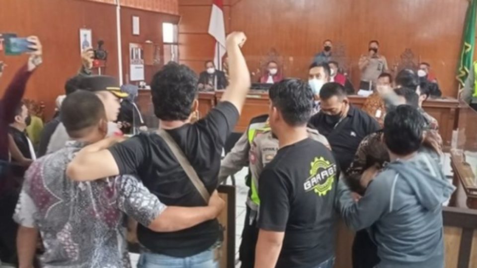 Sidang Kasus Quotex Berujung Ricuh Setelah Doni Salmanan Divonis Ringan dan Aset Dikembalikan