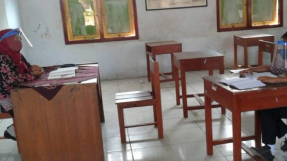 Tak Punya Smartphone, Siswa di Rembang Terpaksa Belajar Tanpa Teman Sekelas di Sekolah