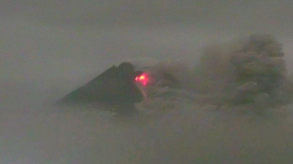 Gunung Merapi Kembali Semburkan Lava Pijar pada Hari Senin Ini