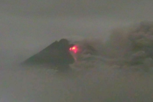 Gunung Merapi Kembali Semburkan Lava Pijar pada Hari Senin Ini